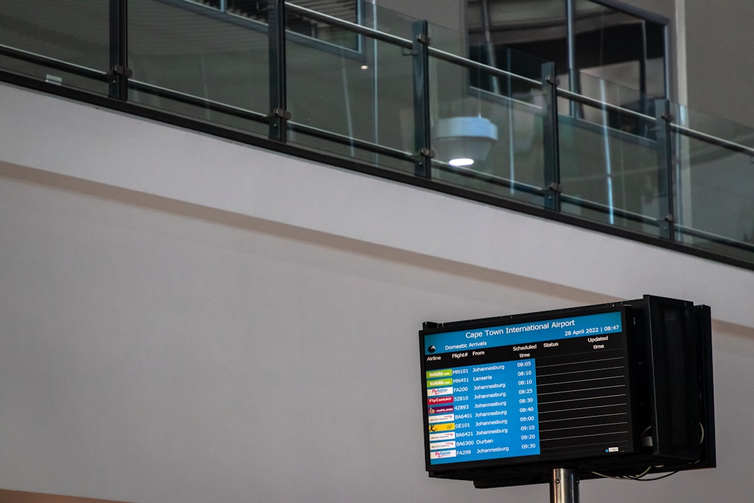 Computer screen with MT4 trading platform showing fluctuating gold prices